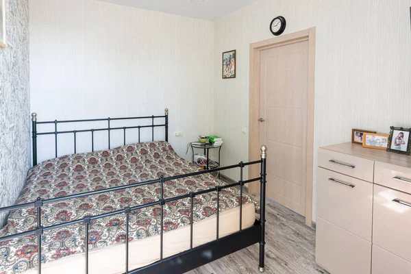 Anapa Rusia Agosto 2020 Pequeño Dormitorio Con Interior Acogedor Habitual —  Fotos de Stock