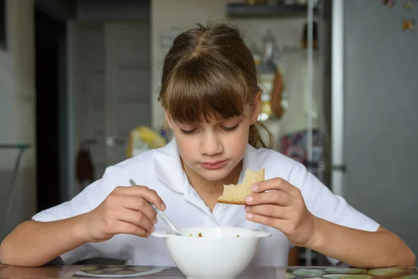 Okuldan Bir Kız Geldi Evdeki Mutfakta Yemek Yemek Için Masaya — Stok fotoğraf