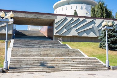 Volgograd, Rusya - 26 Ağustos 2019: Volga Nehri seti boyunca uzanan merdiven 