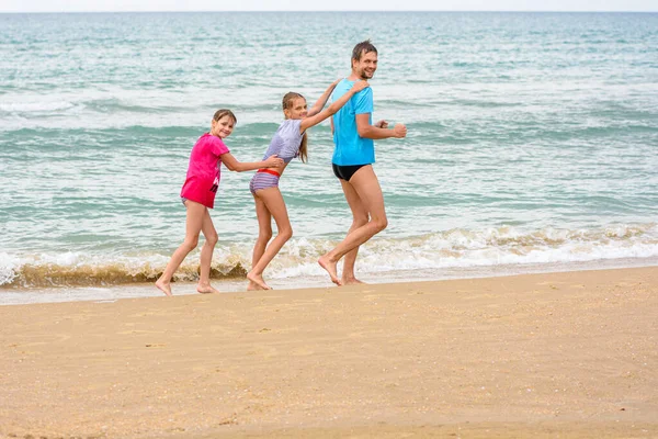 Hombre Dos Hijas Corren Felices Por Playa Con Tren — Foto de Stock