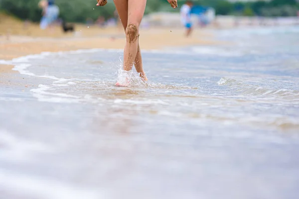 Kızın Ayaklarının Kumda Kirlendiği Yakın Plan Çekimde Kız Sahile Doğru — Stok fotoğraf