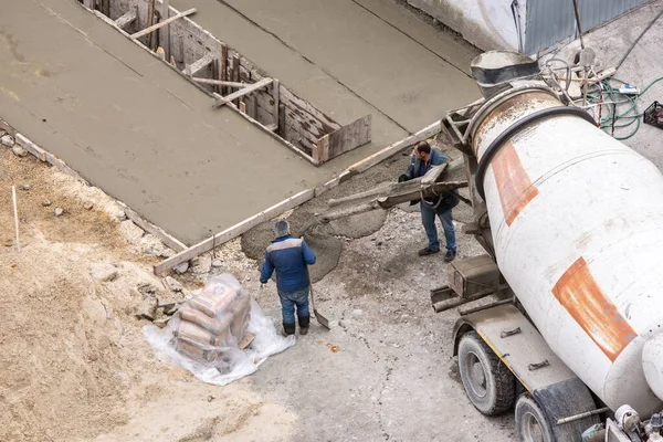 Anapa Rosja Marca 2020 Pracownicy Wylewają Świeży Beton Betoniarki Budowy — Zdjęcie stockowe