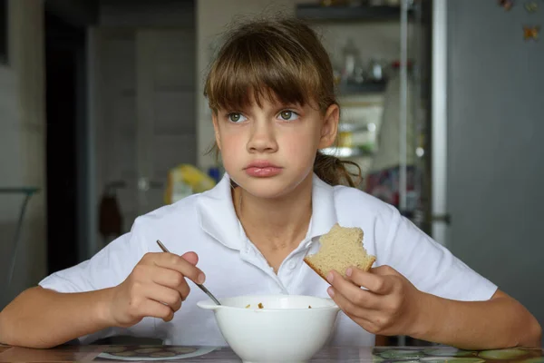 Fille Mange Soigneusement Soupe Table Dans Cuisine — Photo