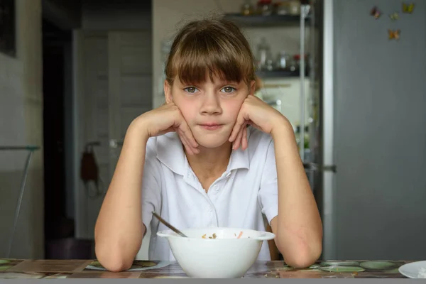 Menina Está Sentada Mesa Cozinha Frente Dela Prato Vazio Menina — Fotografia de Stock