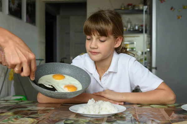 Mãe Cozinhou Ovos Mexidos Para Almoço Coloca Los Partir Panela — Fotografia de Stock