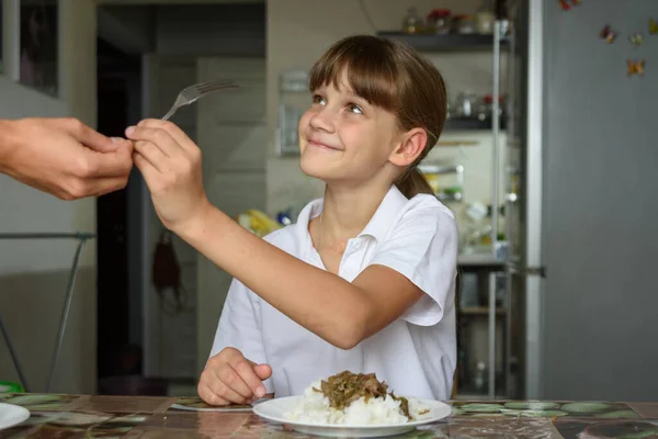 Bir Kız Mutfak Masasında Yemek Hazırlarken Annesinin Elinden Çatal Alır — Stok fotoğraf