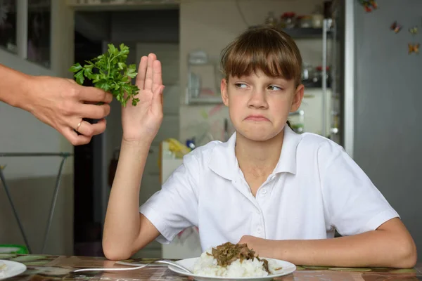 女の子は昼食時に新鮮なハーブを食べたくありません — ストック写真