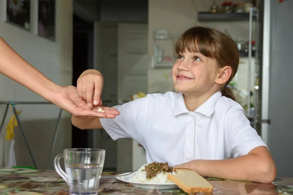 Mãe Menina Remédio Para Tomar Antes Almoço — Fotografia de Stock