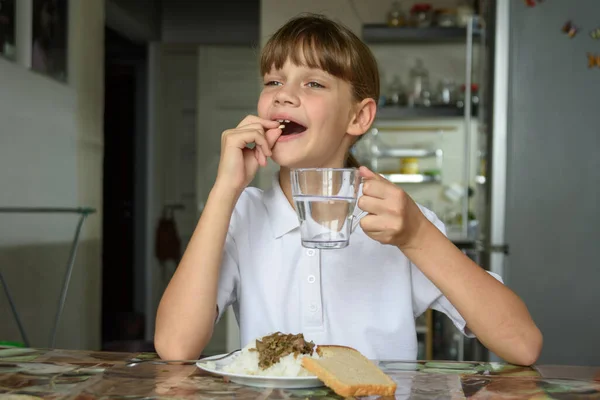 Menina Feliz Bebendo Comprimido Antes Comer — Fotografia de Stock