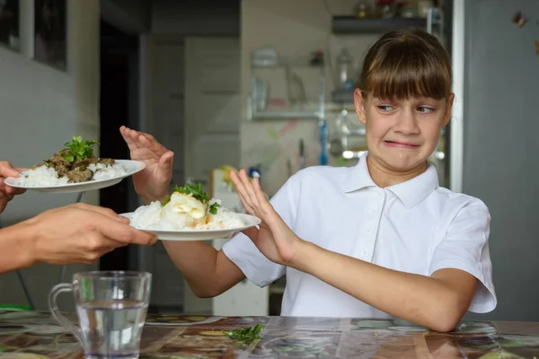 夕食のテーブルの女の子は提供された食べ物を拒否します — ストック写真