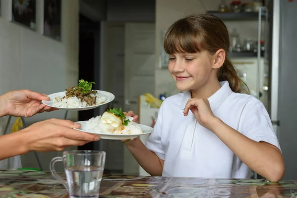 Мама Предлагает Девушке Два Разных Блюда Обед — стоковое фото