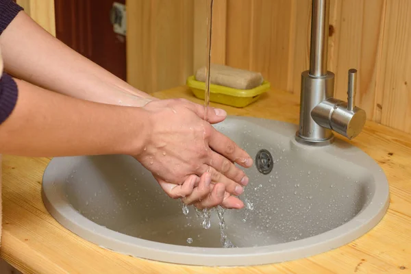 Chica Lava Las Manos Bajo Agua Corriente Fregadero — Foto de Stock