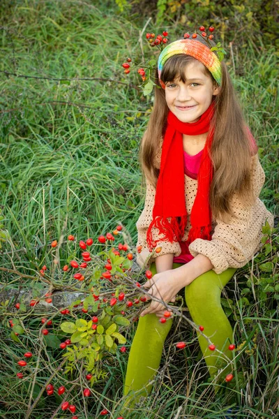 Fille Vêtements Automne Avec Rosier Dans Ses Mains Sur Fond — Photo