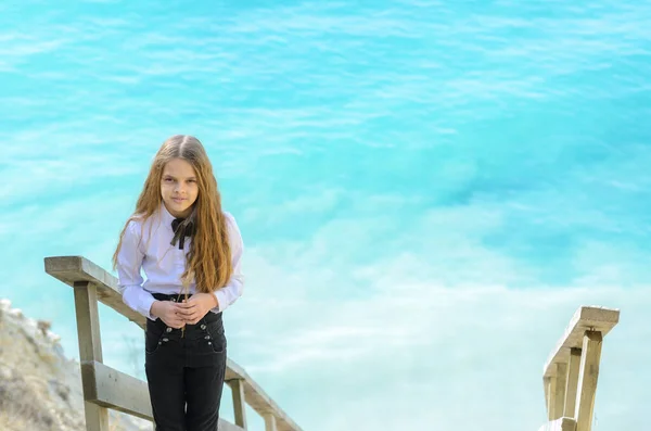 Портрет Красивой Девушки Десяти Лет Заднем Плане Сине Белое Море — стоковое фото