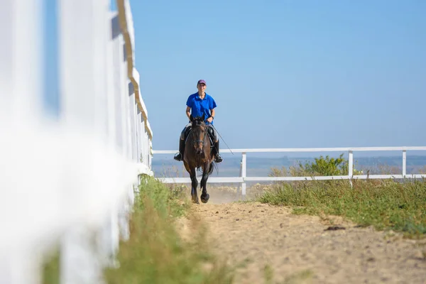 Mädchen Reitet Auf Pferdekoppel Auf Bauernhof — Stockfoto