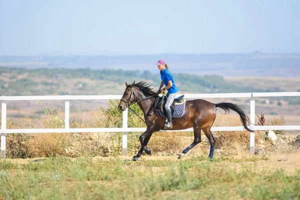 Meisje Rijdt Een Paard Langs Het Hek Van Kraal — Stockfoto
