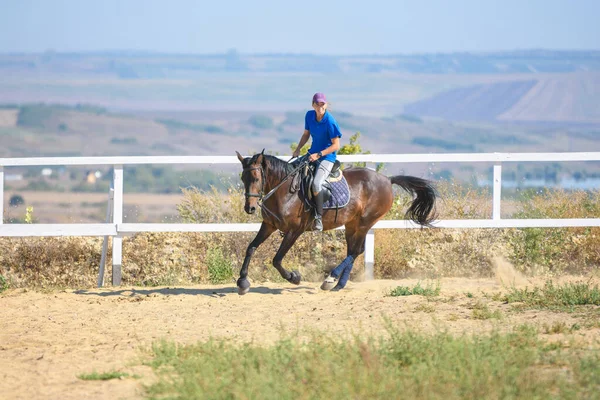 Ein Mädchen Reitet Auf Einem Pferd Gehege — Stockfoto