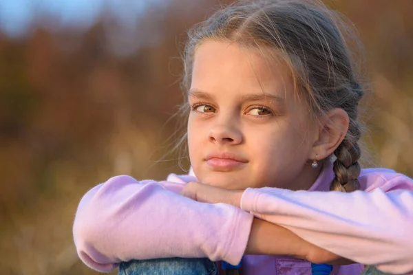 Porträt Eines Nachdenklichen Schönen Zehnjährigen Mädchens Bei Sonnenuntergang — Stockfoto