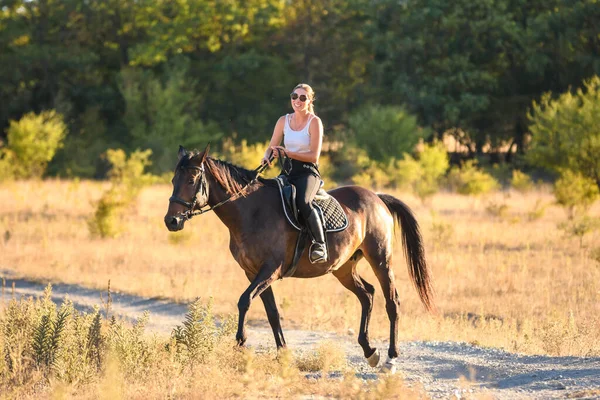 Gelukkig Meisje Wandelen Een Paard Het Bos Een Warme Herfstdag — Stockfoto