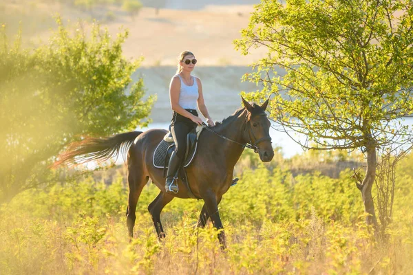 Dziewczyna Jeździ Koniu Ciepły Jesienny Dzień — Zdjęcie stockowe