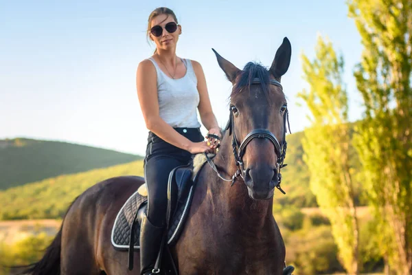 Meisje Met Bril Een Ritje Paard Het Herfstbos — Stockfoto