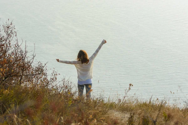 Happy Girl Happily Raised Her Hands Enjoying Seascape View Back — Stock Photo, Image