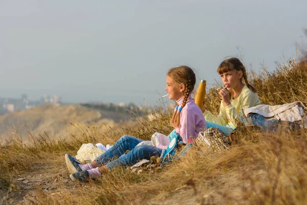 Bambini Picnic Bevono Acqua Mangiano Dolci — Foto Stock