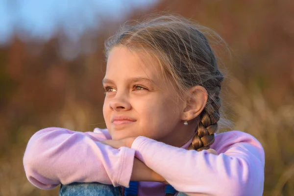 Portrait Une Belle Fille Dix Ans Regardant Coucher Soleil Gros — Photo