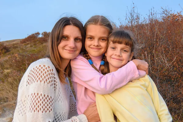 Portrait Une Fille Heureuse Avec Deux Filles Sur Fond Nature — Photo