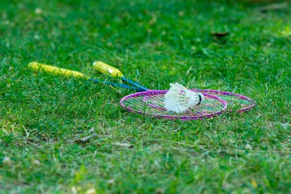 Grama Verde Estão Raquetes Badminton Shuttlecock — Fotografia de Stock