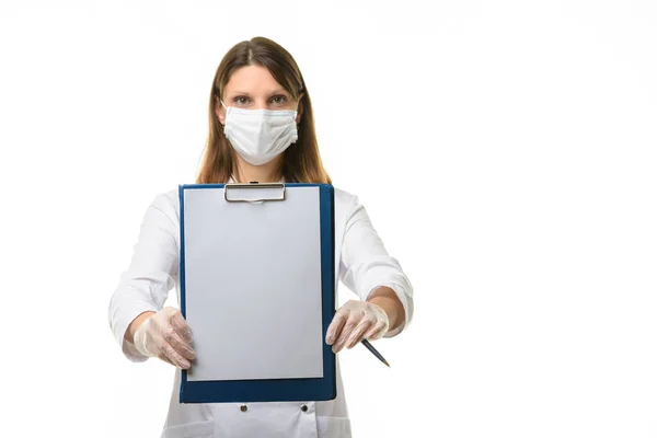 Lægen Viser Tablet Med Hvidt Ark Papir Foran Sig - Stock-foto