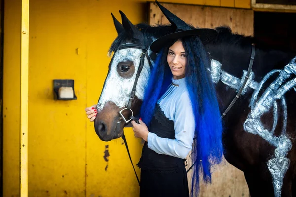 Portret Van Een Meisje Verkleed Als Heks Met Een Paard — Stockfoto