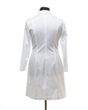 Mankene asılı tıbbi elbise, arka plan, beyaz arka planda izole edilmiş.