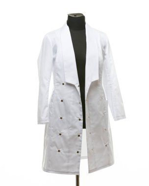 Mankene asılı tıbbi elbise, beyaz arka planda izole edilmiş.