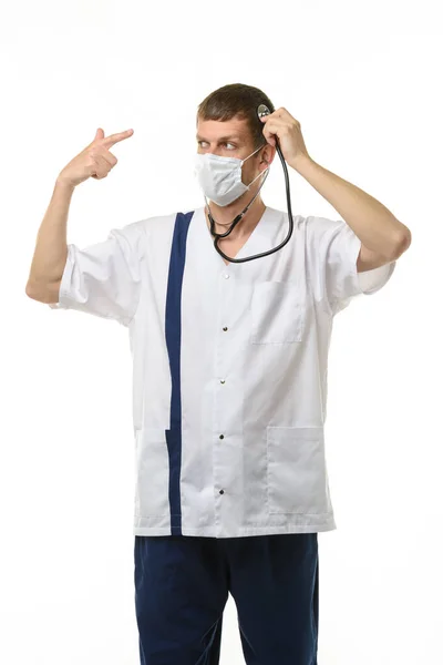 Médico Mascarado Usando Fonendoscópio Ouve Sua Cabeça Com Outra Mão — Fotografia de Stock