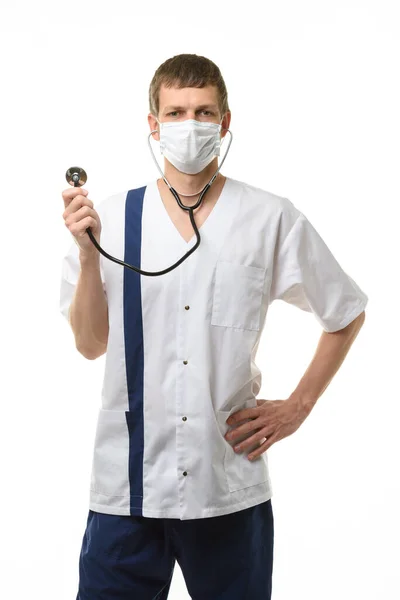 Elinde Fonendoskop Olan Maskeli Doktor Beyaz Arka Planda Izole Edilmiş — Stok fotoğraf
