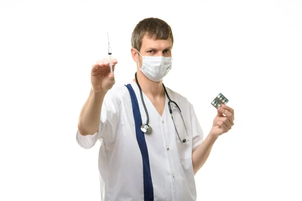 Mężczyzna Lekarz Trzymający Strzykawkę Lekiem Jednej Ręce Pigułki Drugiej Ręce — Zdjęcie stockowe