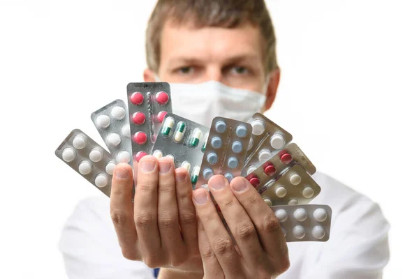 Mężczyzna Masce Medycznej Sączy Klatki Fankę Leków Skupiając Się Lekach — Zdjęcie stockowe