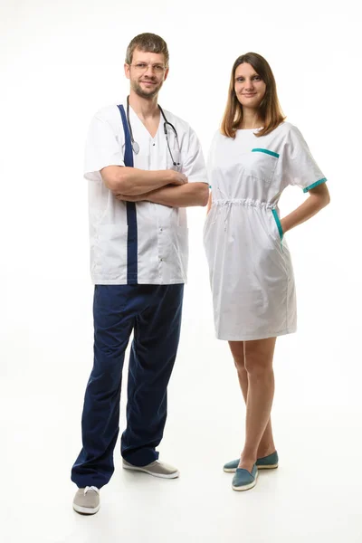 男医生和女护士兴高采烈地看着镜框 完全成长 与白色背景隔离 — 图库照片