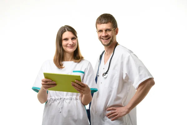 Der Arzt Und Die Krankenschwester Besprechen Die Tests Des Patienten — Stockfoto