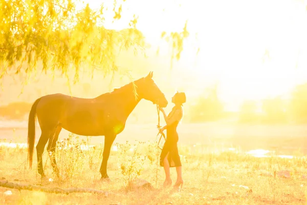 Een Meisje Staat Voor Een Paard Baden Warme Zonnestralen Bij — Stockfoto
