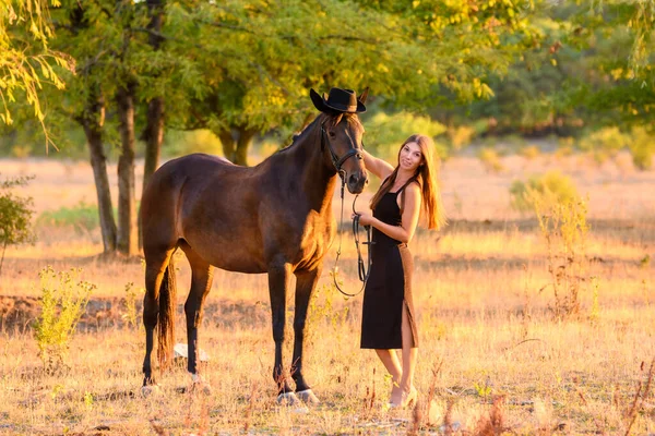 Het Meisje Zette Een Hoed Het Paard Voor Een Wandeling — Stockfoto