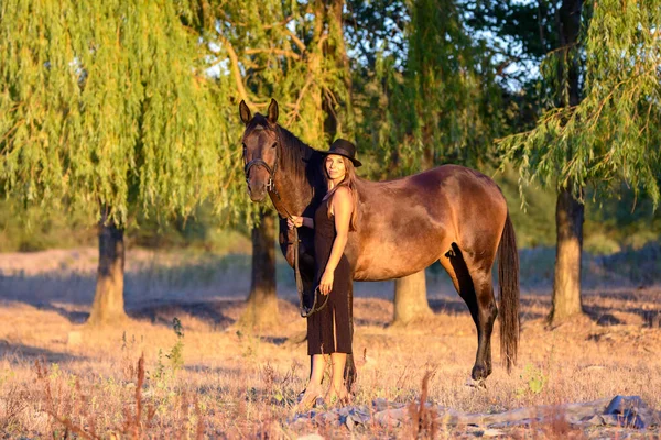 Ein Schlankes Schönes Mädchen Schwarzem Kleid Und Hut Geht Mit — Stockfoto