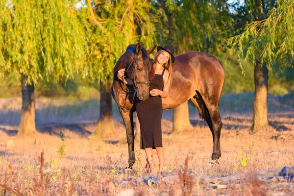 Een Meisje Met Een Paard Staat Tegen Achtergrond Van Bomen — Stockfoto