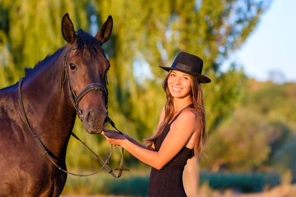 Gelukkig Meisje Met Een Hoed Een Paard Stralen Van Warme — Stockfoto