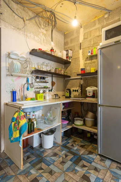 Una Cocina Temporal Hecha Tablones Estantes Una Habitación Renovada — Foto de Stock