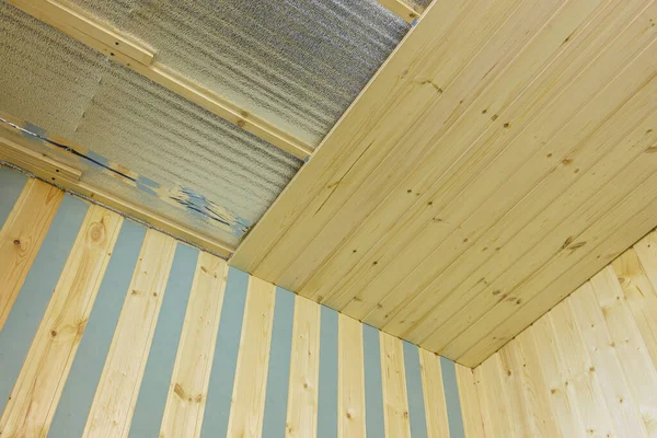 在乡郊房屋建造过程中 用泡沫聚乙烯和木制夹板隔热的天花板的修整 — 图库照片