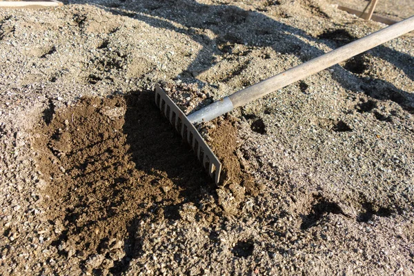 Rakes Maken Het Tuinbed Los Tijdens Het Voorjaarswerk Het Eigen — Stockfoto