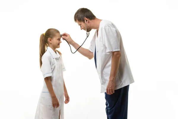 Médico Colocou Cabeça Fonendoscópio Testa Menina Vestido Médico — Fotografia de Stock