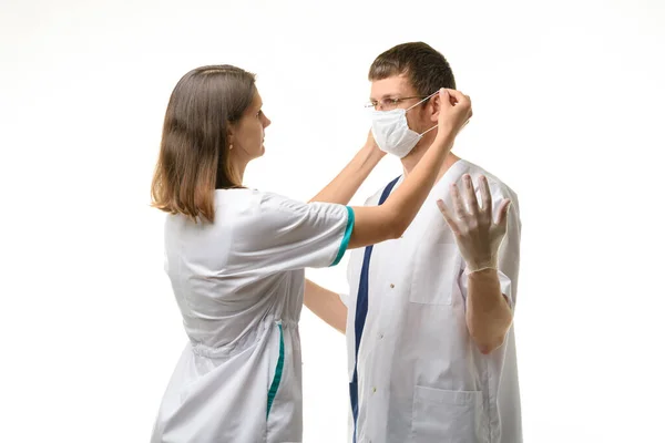 Pielęgniarka Założyła Maskę Medyczną Twarz Doktora — Zdjęcie stockowe